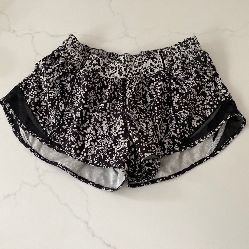 Lululemon Hotty Hot 2.5 shorts